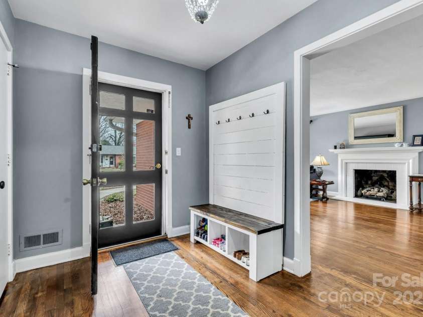 1101 Roundknob Avenue, Salisbury, NC 28144.  MLS# CAR4232007, YatesRealty ID 2926. Foyer
