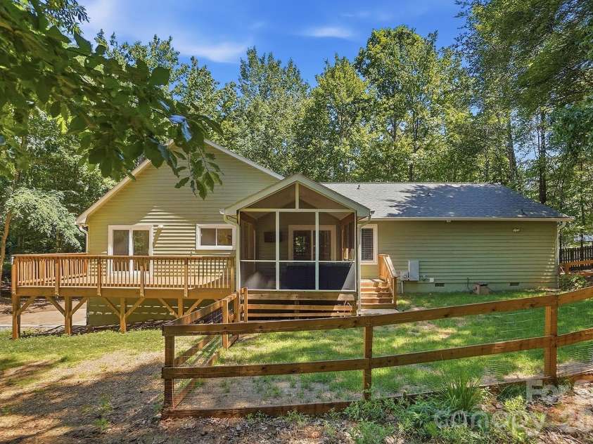 14428 Harbor Estate Road, Charlotte, NC 28278.  MLS# CAR4385688, YatesRealty ID 29261. 