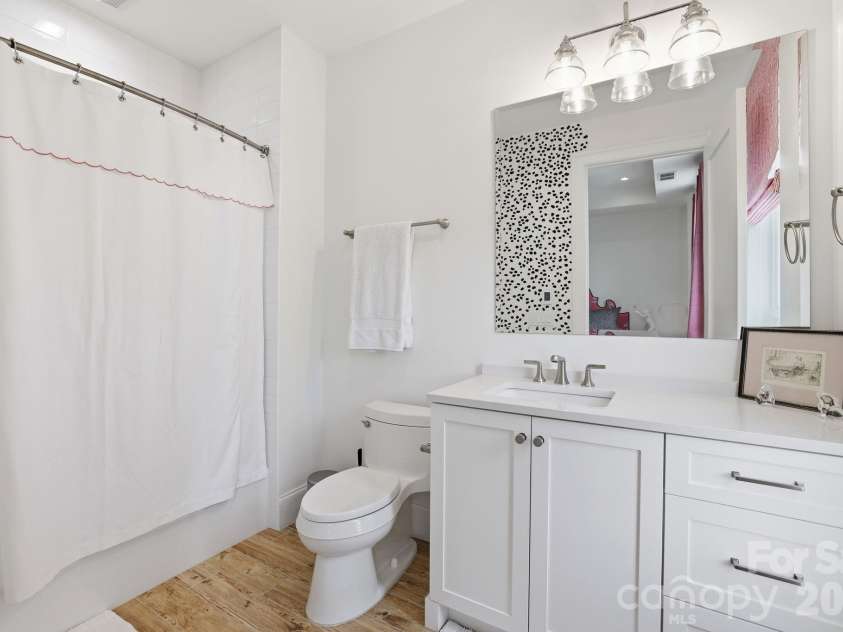 130 Cherokee Road, Charlotte, NC 28207.  MLS# CAR4370948, YatesRealty ID 29262. Fourth Ensuite Bathroom