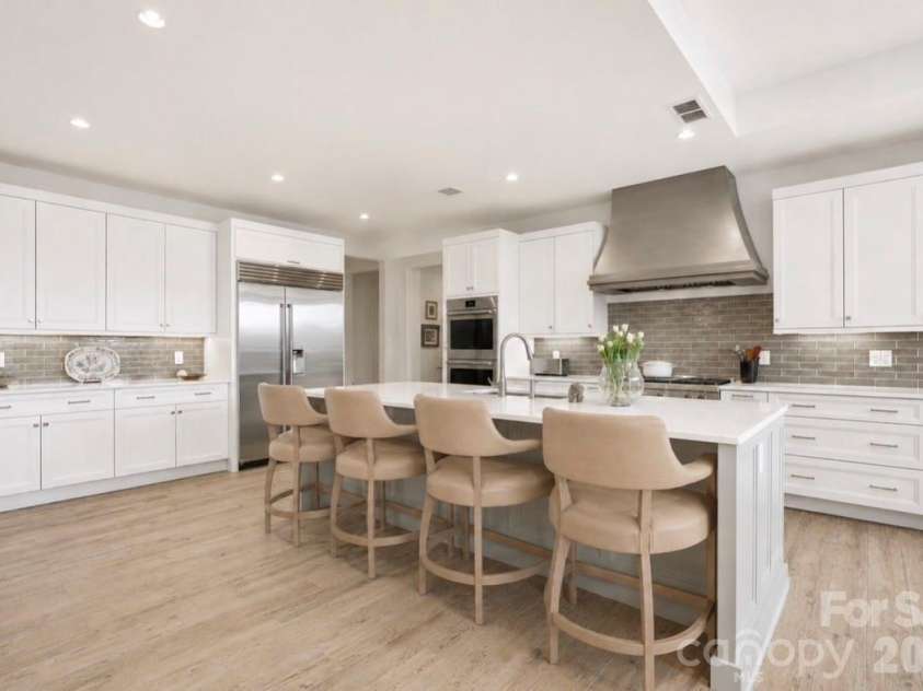 130 Cherokee Road, Charlotte, NC 28207.  MLS# CAR4370948, YatesRealty ID 29262. Kitchen