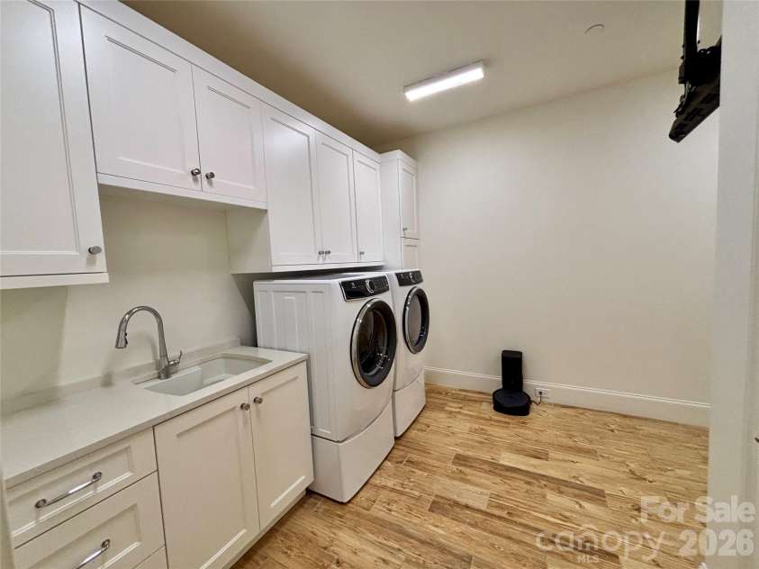 130 Cherokee Road, Charlotte, NC 28207.  MLS# CAR4370948, YatesRealty ID 29262. Laundry Room