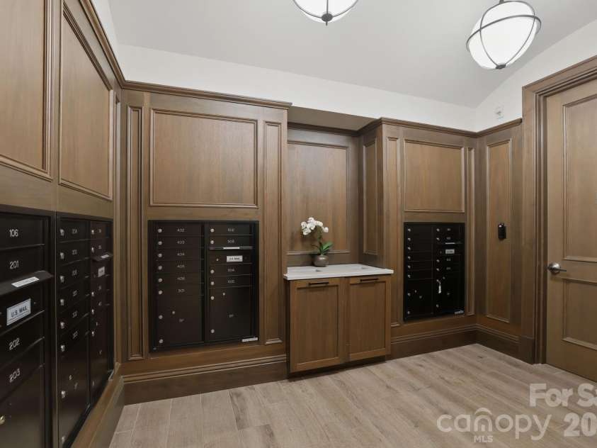 130 Cherokee Road, Charlotte, NC 28207.  MLS# CAR4370948, YatesRealty ID 29262. Mailroom
