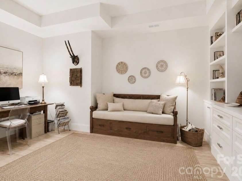 130 Cherokee Road, Charlotte, NC 28207.  MLS# CAR4370948, YatesRealty ID 29262. Office/ Den