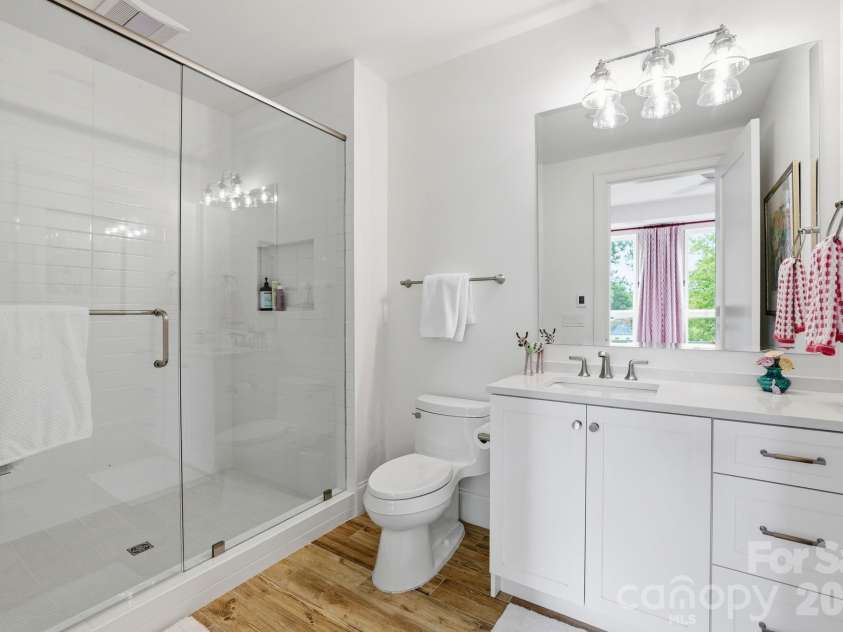 130 Cherokee Road, Charlotte, NC 28207.  MLS# CAR4370948, YatesRealty ID 29262. Secondary Ensuite Bathroom