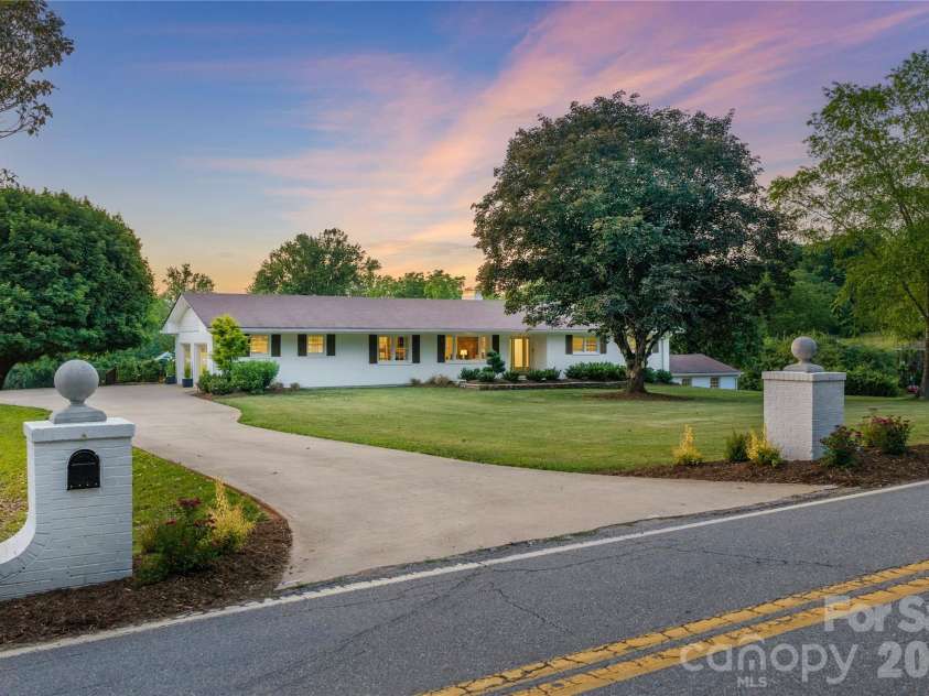 134 Oakview Road, Asheville, NC 28806.  MLS# CAR4385286, YatesRealty ID 29264. 