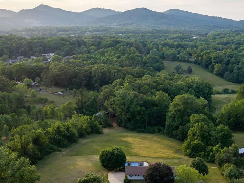 134 Oakview Road, Asheville, NC 28806.  MLS# CAR4385286, YatesRealty ID 29264. 