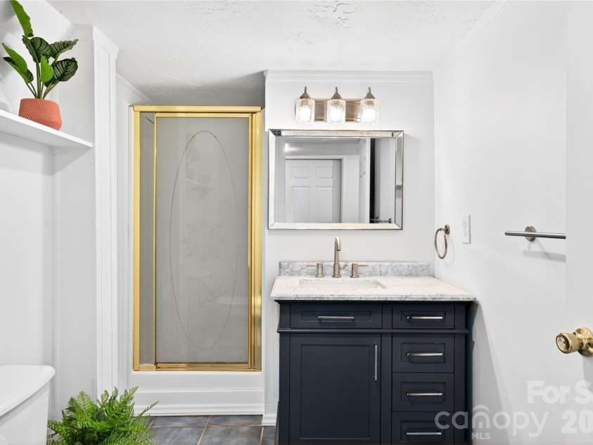 134 Oakview Road, Asheville, NC 28806.  MLS# CAR4385286, YatesRealty ID 29264. Basement full bath