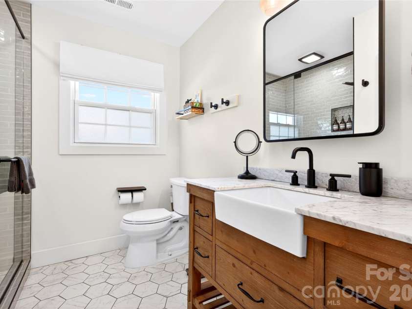 134 Oakview Road, Asheville, NC 28806.  MLS# CAR4385286, YatesRealty ID 29264. Guest Bath