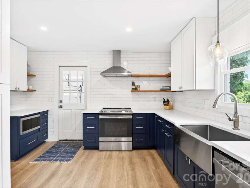 134 Oakview Road, Asheville, NC 28806.  MLS# CAR4385286, YatesRealty ID 29264. Kitchen