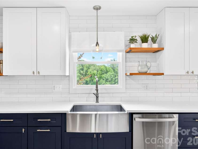 134 Oakview Road, Asheville, NC 28806.  MLS# CAR4385286, YatesRealty ID 29264. Kitchen w/ View!
