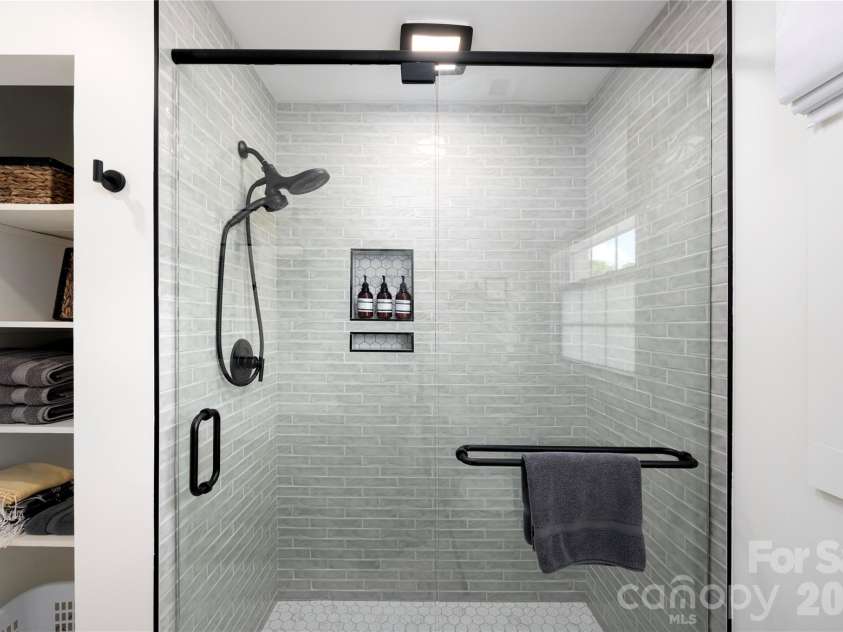 134 Oakview Road, Asheville, NC 28806.  MLS# CAR4385286, YatesRealty ID 29264. Master Bath