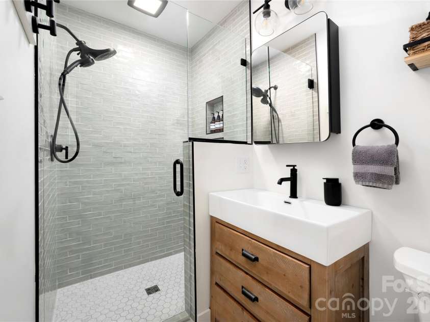 134 Oakview Road, Asheville, NC 28806.  MLS# CAR4385286, YatesRealty ID 29264. Master Bath