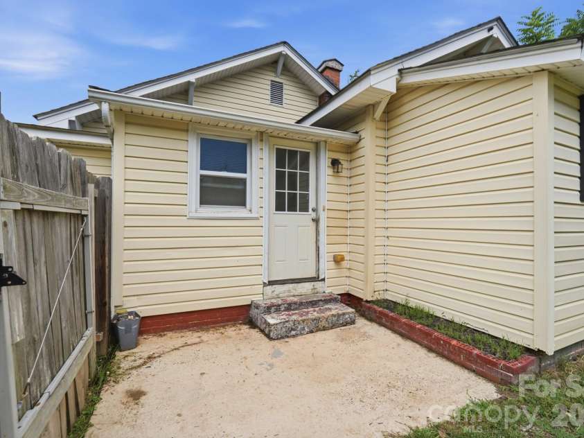 1002 Ridge Avenue, Kannapolis, NC 28083.  MLS# CAR4384465, YatesRealty ID 29265. 