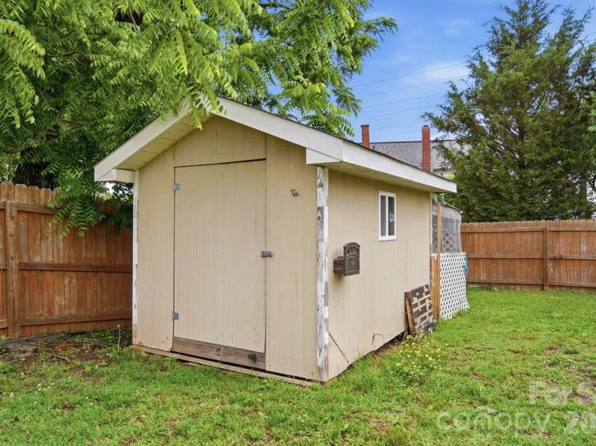 1002 Ridge Avenue, Kannapolis, NC 28083.  MLS# CAR4384465, YatesRealty ID 29265. 