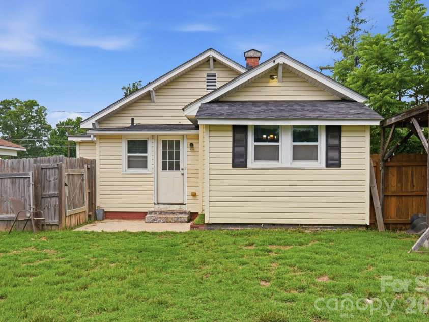 1002 Ridge Avenue, Kannapolis, NC 28083.  MLS# CAR4384465, YatesRealty ID 29265. 