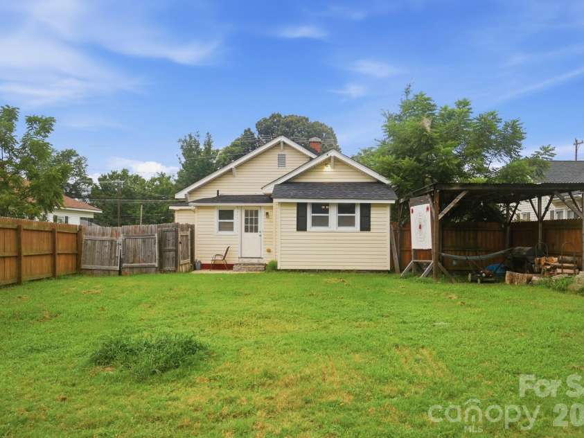 1002 Ridge Avenue, Kannapolis, NC 28083.  MLS# CAR4384465, YatesRealty ID 29265. 