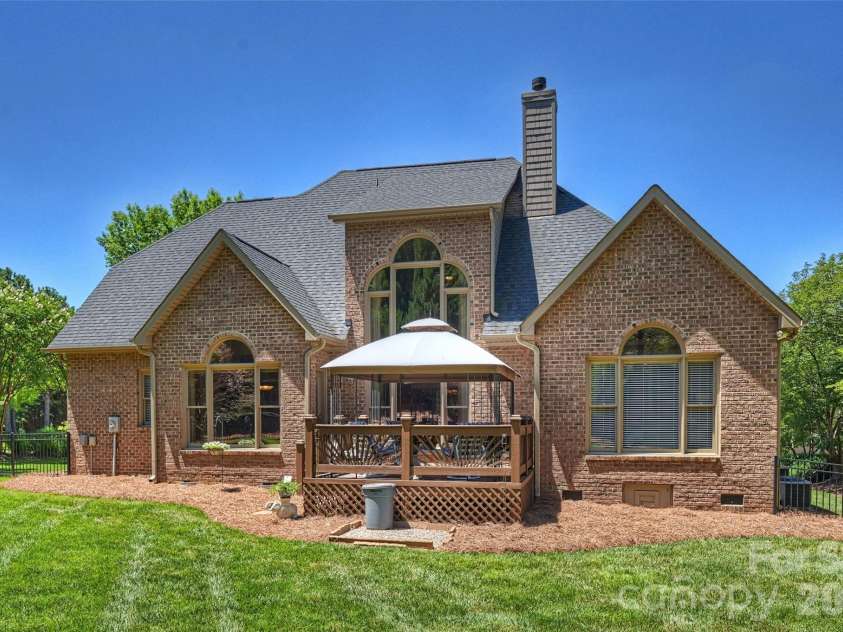 18400 Dembridge Drive, Davidson, NC 28036.  MLS# CAR4390979, YatesRealty ID 29266. 