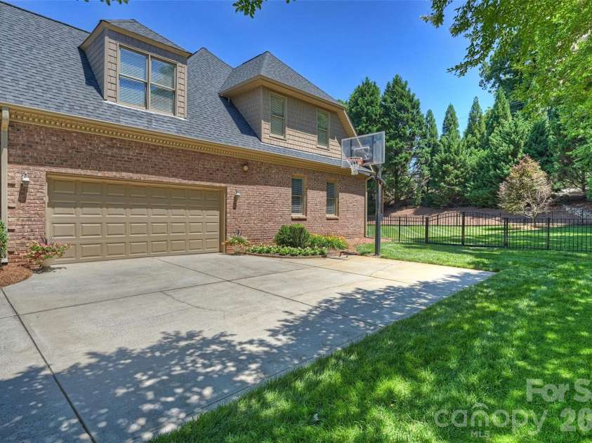 18400 Dembridge Drive, Davidson, NC 28036.  MLS# CAR4390979, YatesRealty ID 29266. 