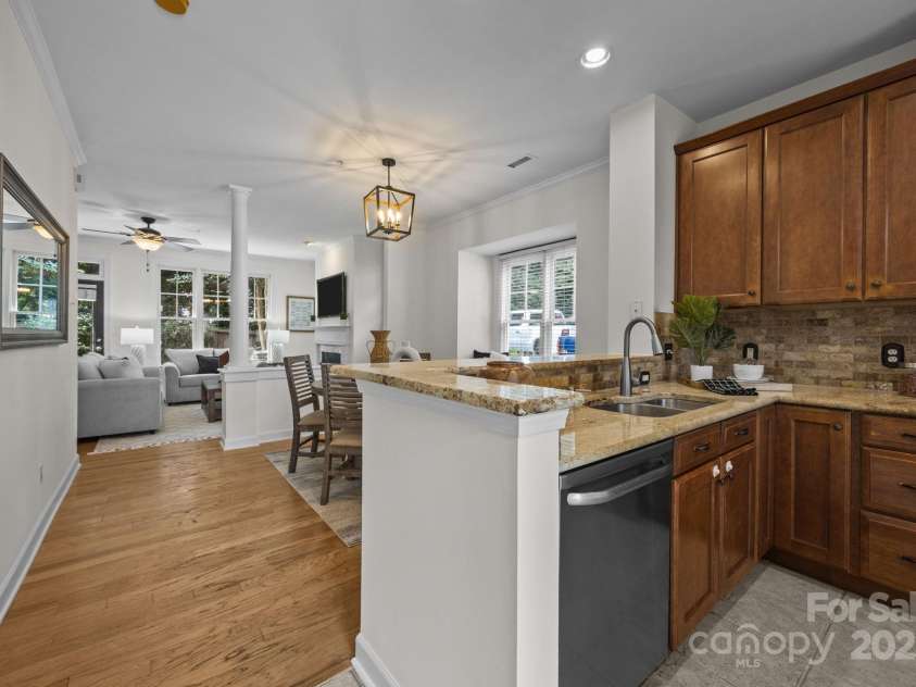 845 Park Slope Drive, Charlotte, NC 28209.  MLS# CAR4287572, YatesRealty ID 29266. 