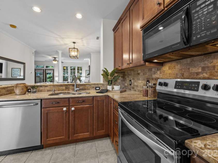 845 Park Slope Drive, Charlotte, NC 28209.  MLS# CAR4287572, YatesRealty ID 29266. 