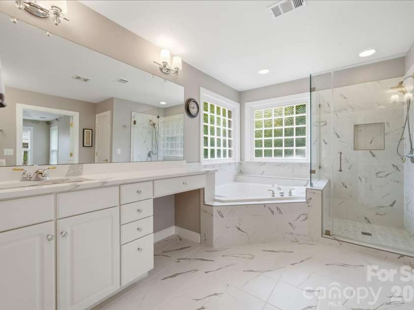 8719 Beaminster Place, Waxhaw, NC 28173.  MLS# CAR4390694, YatesRealty ID 29267. Owners bathroom