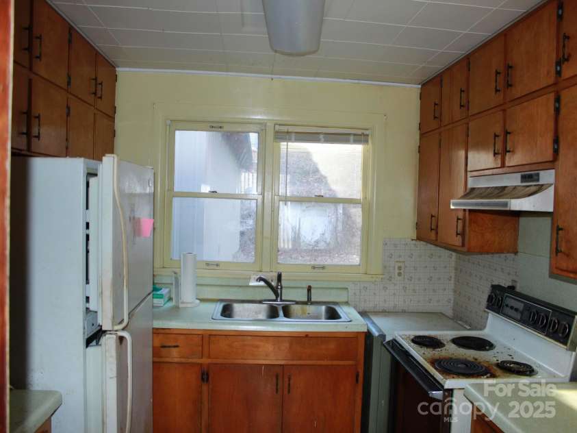 709 Wickins Drive, Hendersonville, NC 28791.  MLS# CAR4333520, YatesRealty ID 2927. 