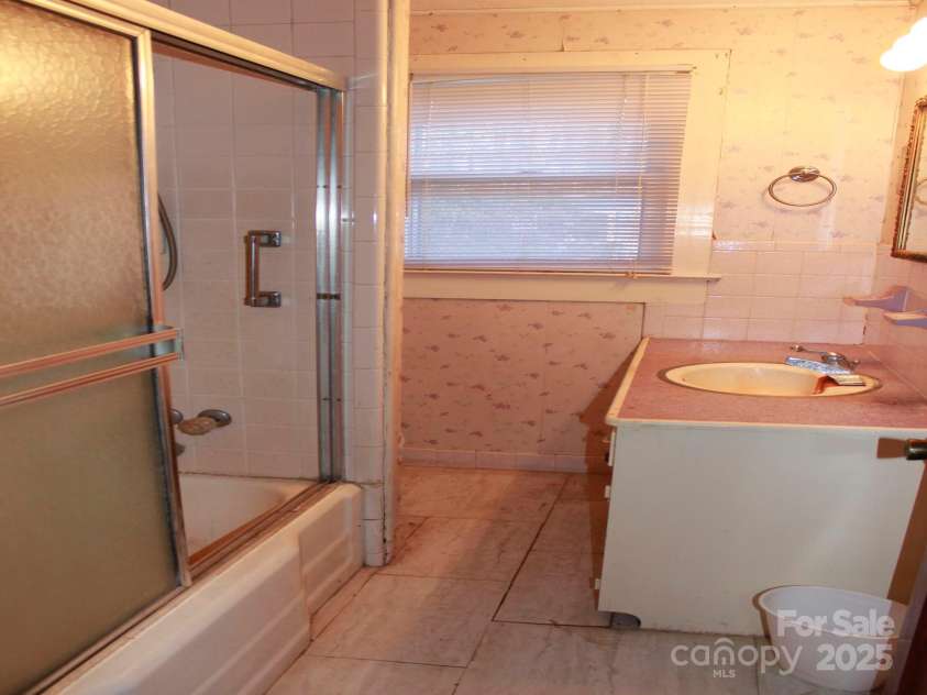 709 Wickins Drive, Hendersonville, NC 28791.  MLS# CAR4333520, YatesRealty ID 2927. 