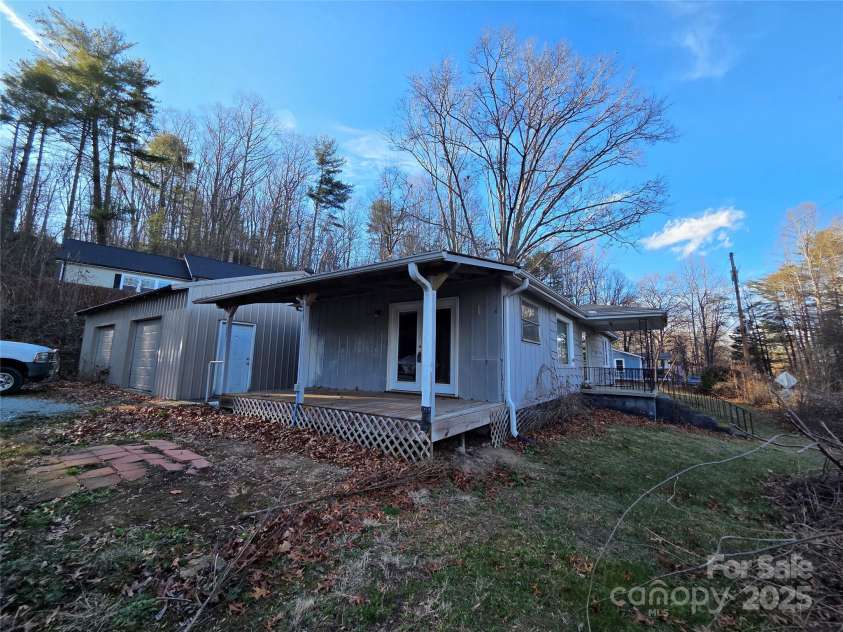 709 Wickins Drive, Hendersonville, NC 28791.  MLS# CAR4333520, YatesRealty ID 2927. 