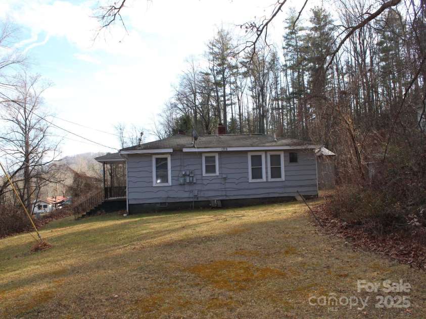709 Wickins Drive, Hendersonville, NC 28791.  MLS# CAR4333520, YatesRealty ID 2927. 