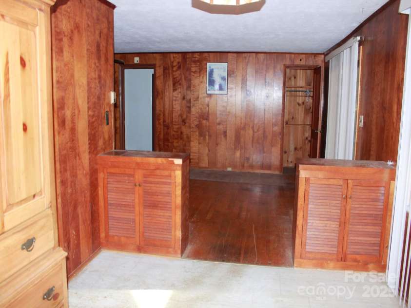 709 Wickins Drive, Hendersonville, NC 28791.  MLS# CAR4333520, YatesRealty ID 2927. Dining area