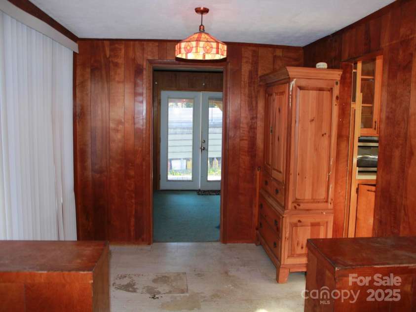 709 Wickins Drive, Hendersonville, NC 28791.  MLS# CAR4333520, YatesRealty ID 2927. Dining area by kitchen