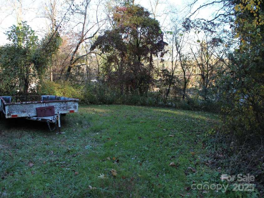 709 Wickins Drive, Hendersonville, NC 28791.  MLS# CAR4333520, YatesRealty ID 2927. Flat backyard