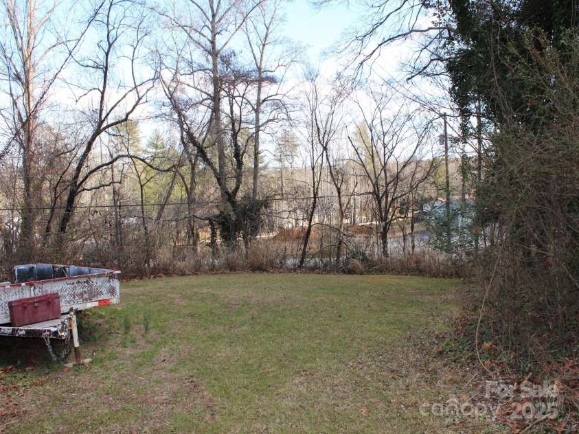 709 Wickins Drive, Hendersonville, NC 28791.  MLS# CAR4333520, YatesRealty ID 2927. Front yard