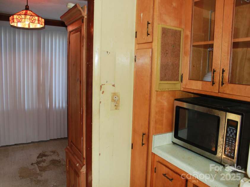 709 Wickins Drive, Hendersonville, NC 28791.  MLS# CAR4333520, YatesRealty ID 2927. Kitchen