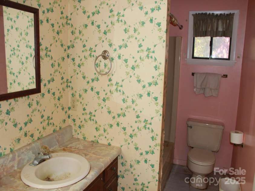 709 Wickins Drive, Hendersonville, NC 28791.  MLS# CAR4333520, YatesRealty ID 2927. Primary Bath