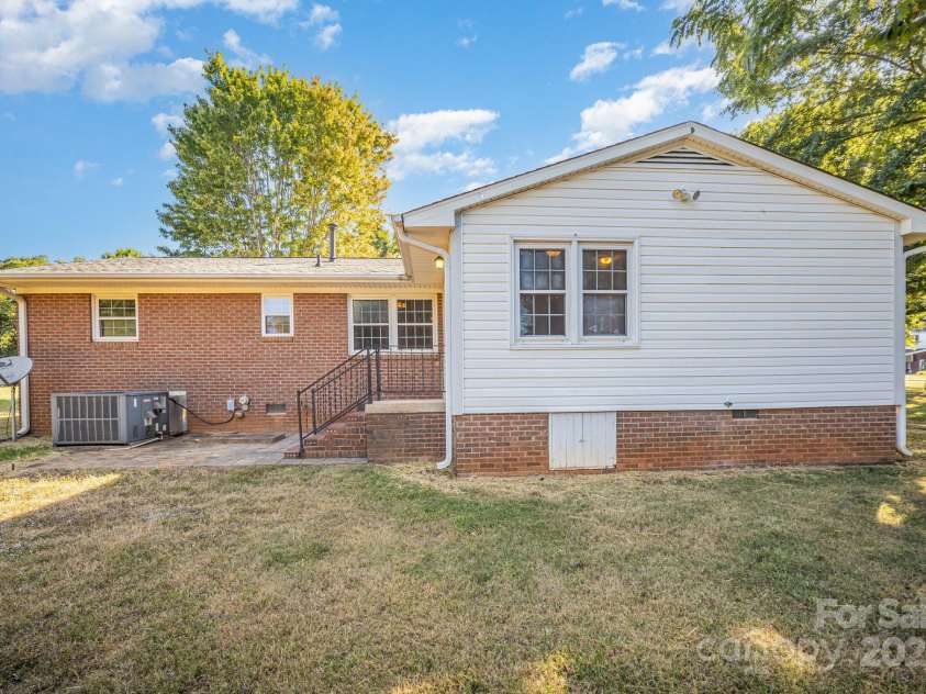 1711 Perry Street, Gastonia, NC 28054.  MLS# CAR4285836, YatesRealty ID 29270. 