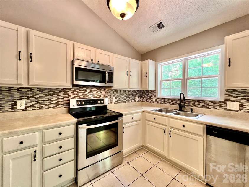 6331 Nature Walk Drive, Charlotte, NC 28212.  MLS# CAR4388578, YatesRealty ID 29276. 