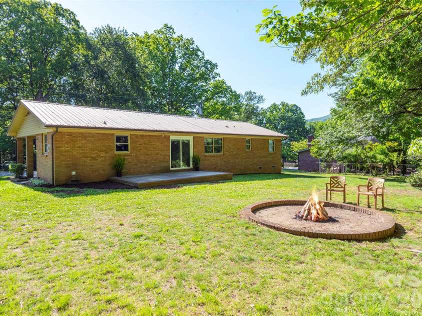 34 Goldmont Street, Black Mountain, NC 28711.  MLS# CAR4380870, YatesRealty ID 29277. 