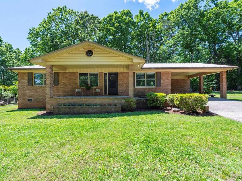 34 Goldmont Street, Black Mountain, NC 28711.  MLS# CAR4380870, YatesRealty ID 29277. 