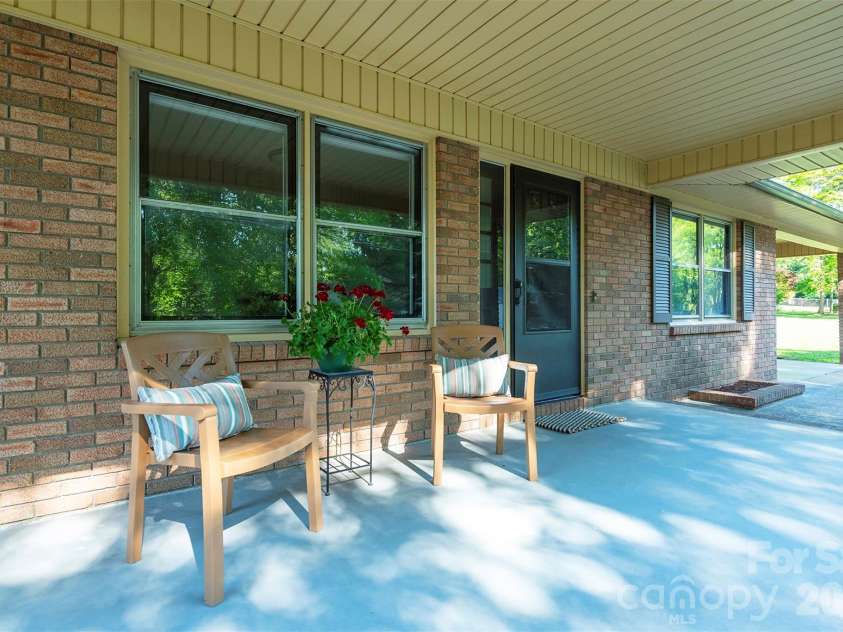 34 Goldmont Street, Black Mountain, NC 28711.  MLS# CAR4380870, YatesRealty ID 29277. 