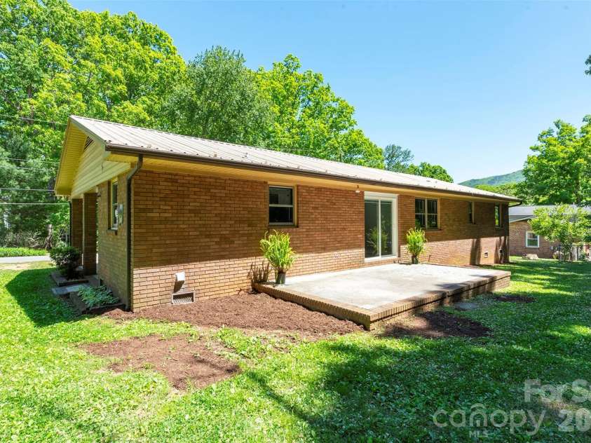 34 Goldmont Street, Black Mountain, NC 28711.  MLS# CAR4380870, YatesRealty ID 29277. 