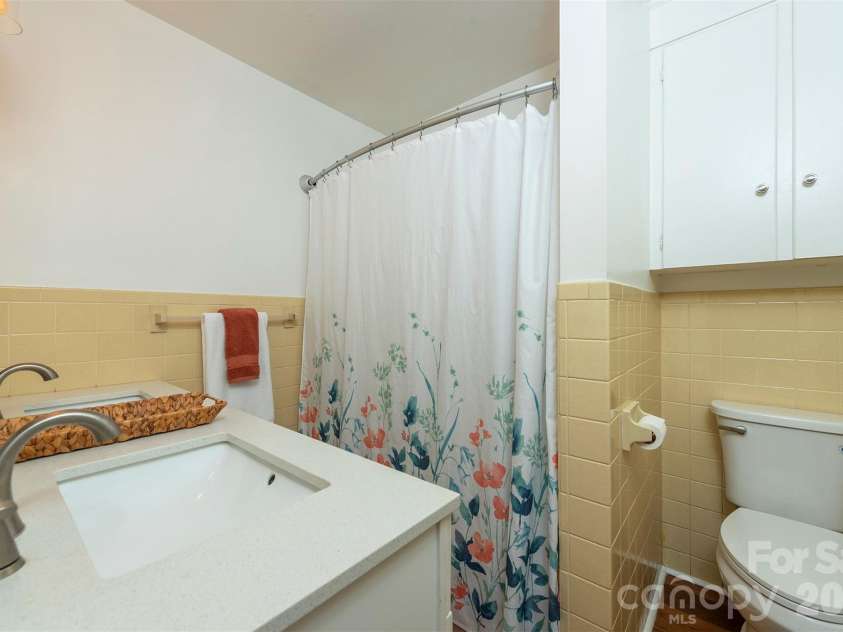 34 Goldmont Street, Black Mountain, NC 28711.  MLS# CAR4380870, YatesRealty ID 29277. Hall Bath