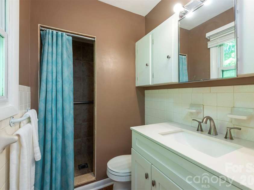 34 Goldmont Street, Black Mountain, NC 28711.  MLS# CAR4380870, YatesRealty ID 29277. Primary Bath