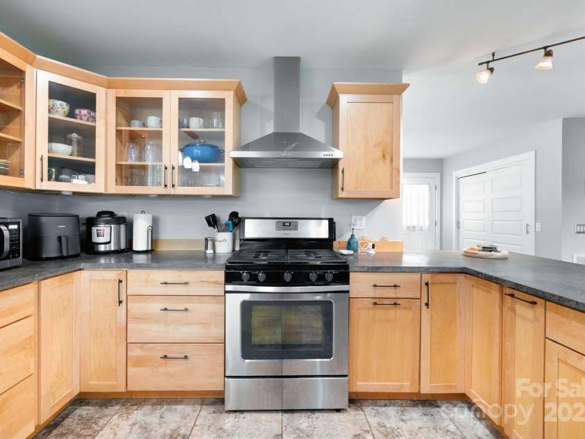 31 Skyland Circle, Asheville, NC 28804.  MLS# CAR4284823, YatesRealty ID 29278. ...and a gas range!