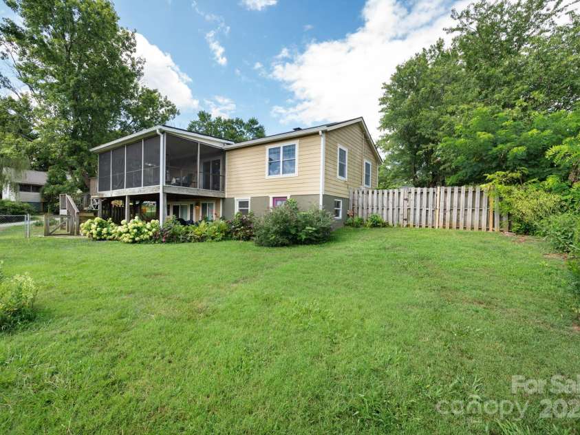 31 Skyland Circle, Asheville, NC 28804.  MLS# CAR4284823, YatesRealty ID 29278. Large 0.35 acre lot is fully fenced