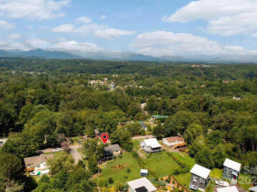 31 Skyland Circle, Asheville, NC 28804.  MLS# CAR4284823, YatesRealty ID 29278. Less than 2 miles to Beaver Lake