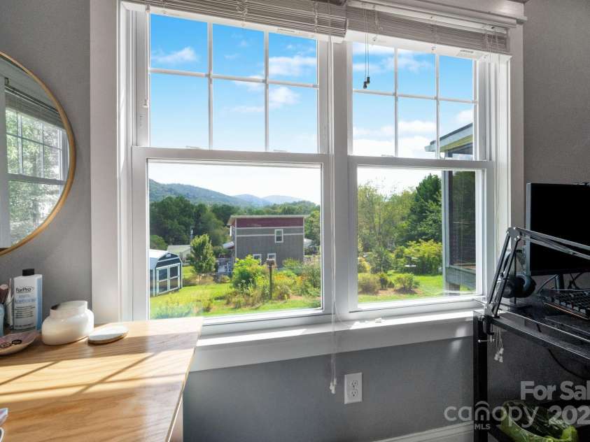 31 Skyland Circle, Asheville, NC 28804.  MLS# CAR4284823, YatesRealty ID 29278. Lots of large windows in this home!