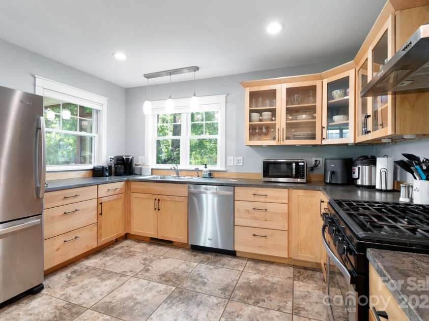 31 Skyland Circle, Asheville, NC 28804.  MLS# CAR4284823, YatesRealty ID 29278. Lots of maple cabinets