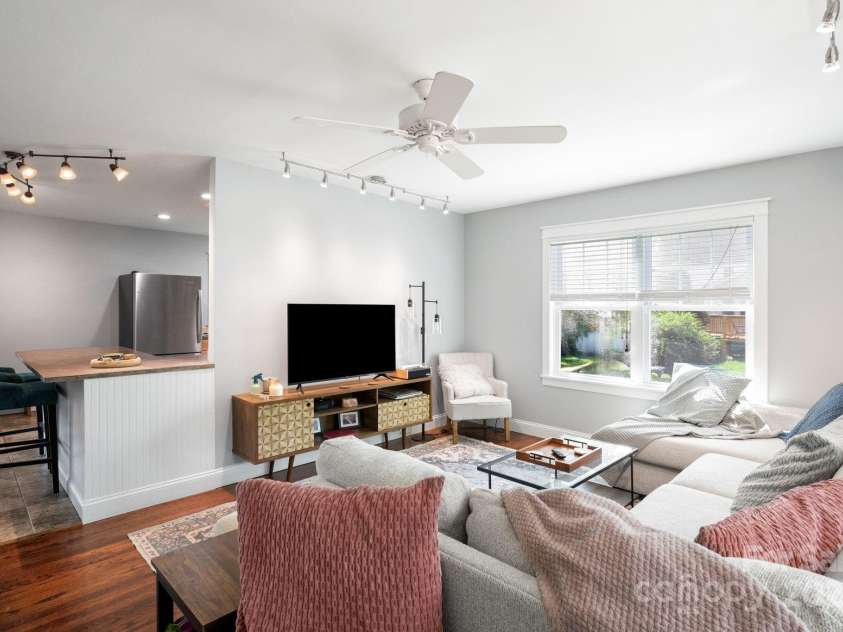 31 Skyland Circle, Asheville, NC 28804.  MLS# CAR4284823, YatesRealty ID 29278. Open floor plan leads to kitchen and dining area