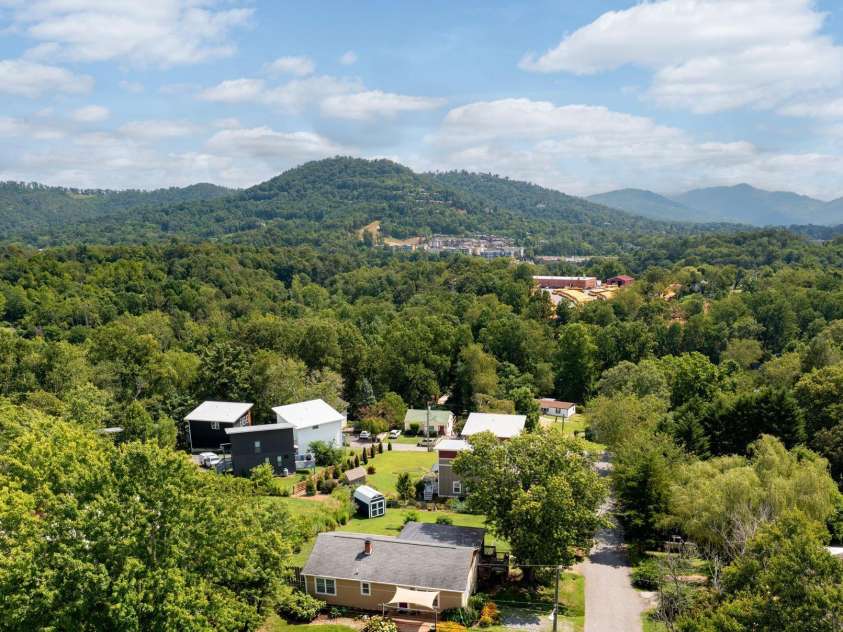 31 Skyland Circle, Asheville, NC 28804.  MLS# CAR4284823, YatesRealty ID 29278. Surrounded by beautiful mountains